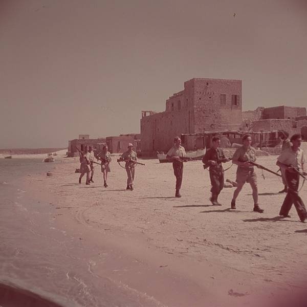 صورة أرشيفية للعصابات الصهيونية أثناء احتلال الطنطورة عبر الشاطئ صورة أرشيفية للعصابات الصهيونية أثناء احتلال الطنطورة عبر الشاطئ