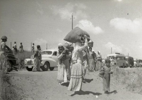 عناصر العصابات اليهودية ينقلون سكان الطنطورة إلى مناطق جنين وطولكرم ويمنعونهم من العودة إلى قريتهم (الجزيرة) عناصر العصابات اليهودية ينقلون سكان الطنطورة إلى مناطق جنين وطولكرم ويمنعونهم من العودة إلى قريتهم (الجزيرة)