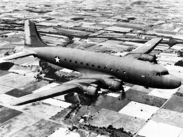هبطت أول طائرة من طراز Douglas C-54 Skymaster على هذا المدرج  في بيت دراسفي 1 أبريل 1948 ، عندما جلبت سرًا أول شحنة أسلحة صغيرة من جمهورية التشيك هبطت أول طائرة من طراز Douglas C-54 Skymaster على هذا المدرج  في بيت دراسفي 1 أبريل 1948 ، عندما جلبت سرًا أول شحنة أسلحة صغيرة من جمهورية التشيك