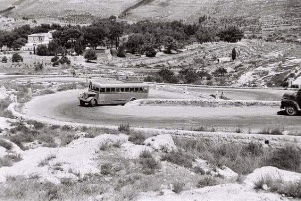 فلسطين باصات الشركة الوطنية بين القدس ويافا معرجات القسطل سنة 1934م . فلسطين باصات الشركة الوطنية بين القدس ويافا معرجات القسطل سنة 1934م .