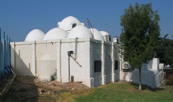 مقام الإمام علي في يازور