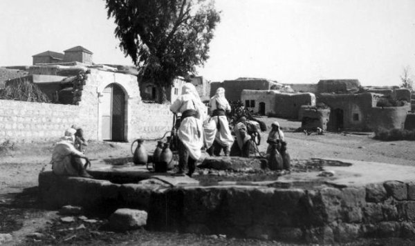 نساء يملأن الجرار في العباسية نساء يملأن الجرار في العباسية