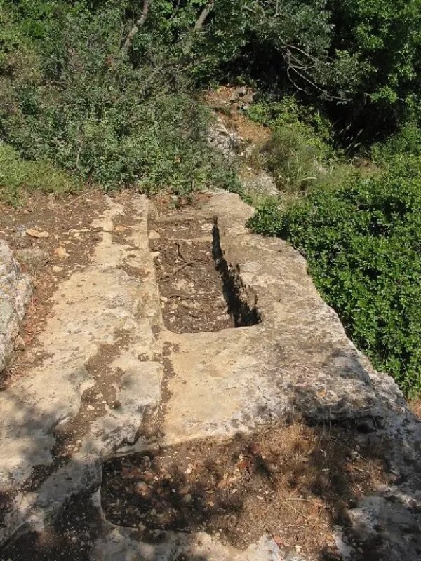 آثار حجرية موجودة في غباطية، بعدسة مقبولة نصار