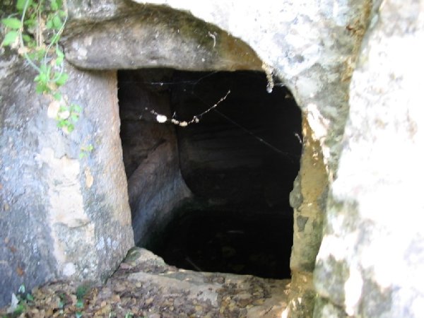 مدخل لقبور قديمة محفورة في الصخر، نقلاً عن موقع فلسطين في الذاكرة