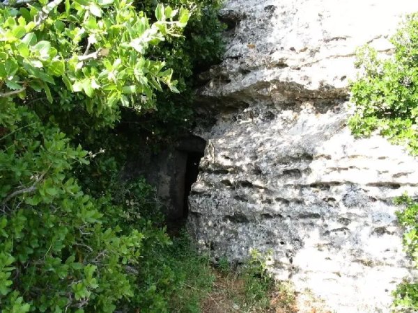 مدخل لقبور قديمة محفورة في الصخر، نقلاً عن موقع فلسطين في الذاكرة