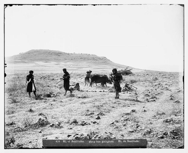 فلاحين من قرية حطين تعود الصورة لعام1914