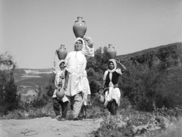 صورة لنسوة من قرية الحمة ينقلن المياه بواسطة جرار فخارية، الصورة تعود لعام 1945 صورة لنسوة من قرية الحمة ينقلن المياه بواسطة جرار فخارية، الصورة تعود لعام 1945