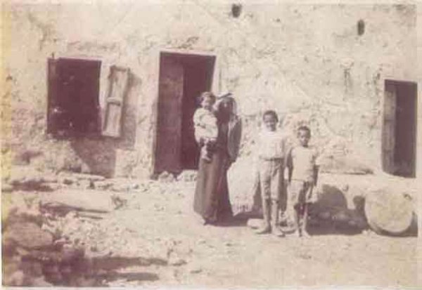 صورة من الشجرة عام 1945 وفيها:  خالد المحسن (سلايمة) "أبو تيسير" يحمل رسمية مفضي عبد الرحمن (سلايمة)، ومن اليمين عبد الله محمود سلايمة وطفل آخر لم نعرفه صورة من الشجرة عام 1945 وفيها:  خالد المحسن (سلايمة) "أبو تيسير" يحمل رسمية مفضي عبد الرحمن (سلايمة)، ومن اليمين عبد الله محمود سلايمة وطفل آخر لم نعرفه