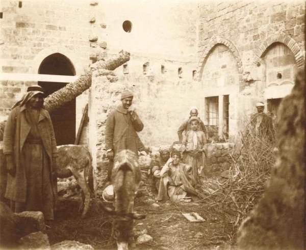 صورة لعائلة في أم الزينات قبل النكبة