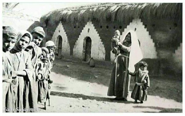 امرأة فلسطينية مع أبنائها في فناء المنزل، أسدود قضاء غزة 1900 من أرشيف الباحث فادي سلايمة