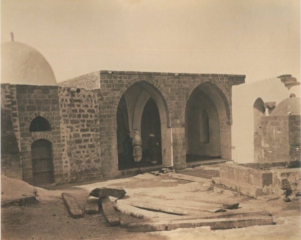 جامع قرية حمامة ، يقع المسجد في وسط القرية بحي الفَراني ، وقد أقيم الجامع بالقرب من ضريح أحد الأولياء الصالحين الذين أقاموا في المنطقة قبل ما يقارب ثماني قرون جامع قرية حمامة ، يقع المسجد في وسط القرية بحي الفَراني ، وقد أقيم الجامع بالقرب من ضريح أحد الأولياء الصالحين الذين أقاموا في المنطقة قبل ما يقارب ثماني قرون