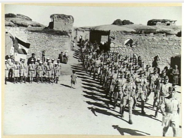 عرض عسكري للجيش البريطاني في قرية دير سنيد سنة 1940