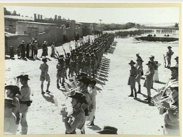 عرض عسكري للجيش البريطاني في قرية دير سنيد سنة 1940