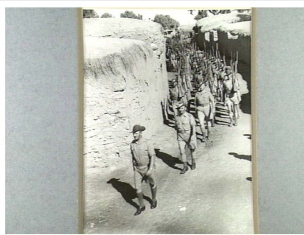 عرض عسكري للجيش البريطاني في قرية دير سنيد سنة 1940