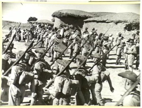 عرض عسكري للجيش البريطاني في قرية دير سنيد سنة 1940