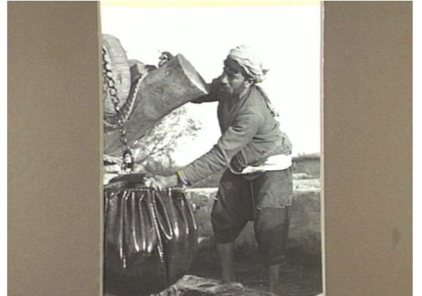 صورة نادرة لرجل يملأ خابية المياه في قرية قسطينة عام 1940