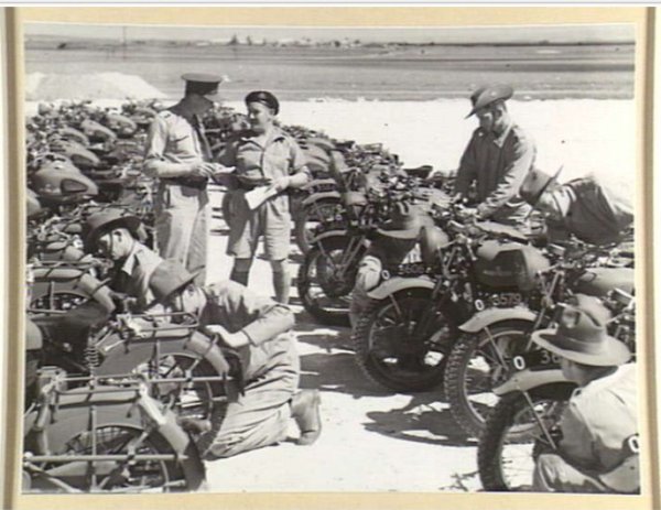 الجنود البريطانيون في معسكر لهم أقاموه على أراضي قرية قسطينة خلال فترة الحرب العالمية الثانية، الصورة ربما في عام 1940