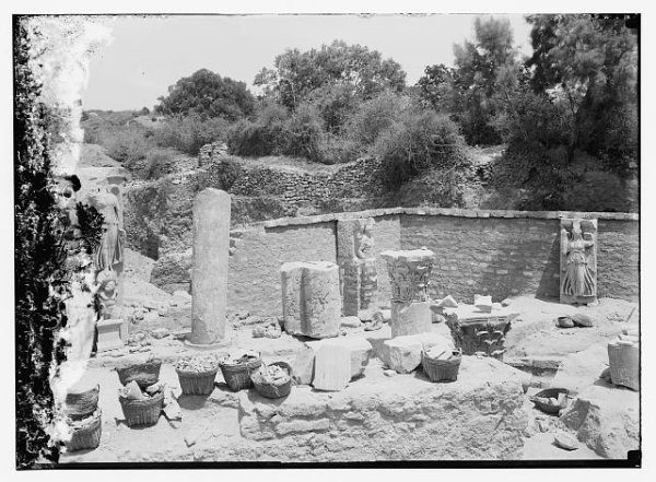 بعض الآثار الموجودة في قرية ياصور وكانت موجودة عند مدخل القرية