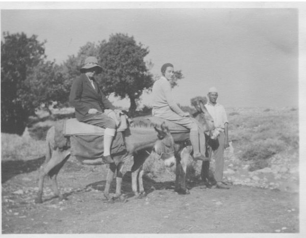 عالمة الآثار دوروتي جارود في قرية جبع سنة 1929 عالمة الآثار دوروتي جارود في قرية جبع سنة 1929
