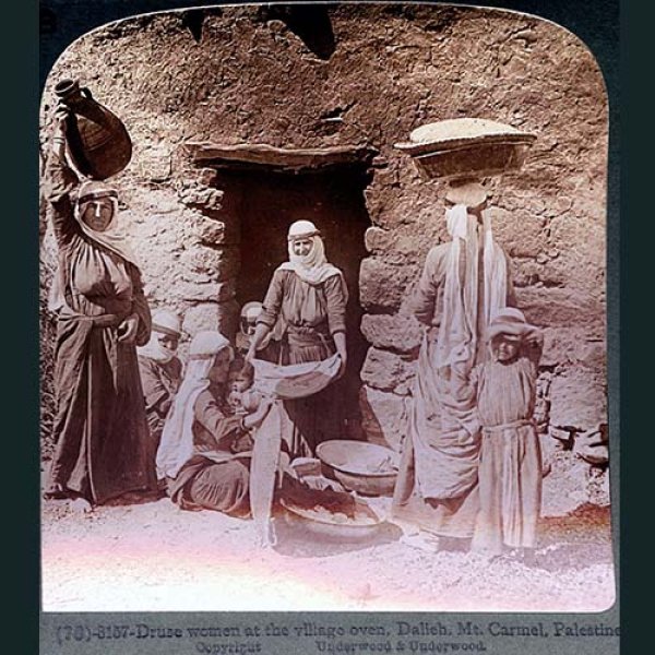 نساء من دالية الكرمل بجانب فرن القرية ، 1890-1910