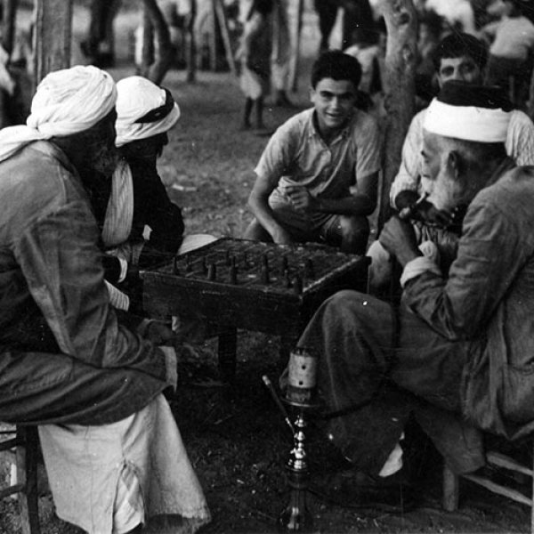 رجال في دالية الكرمل يلعبون الشطرنج عام 1936،