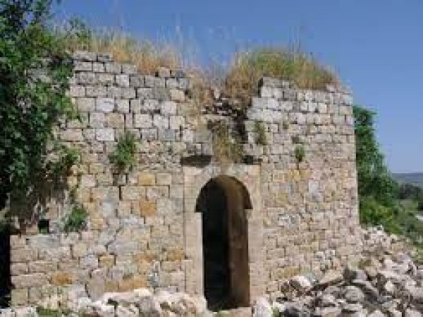 مبنى من مباتي قرية البيرة المدمرة