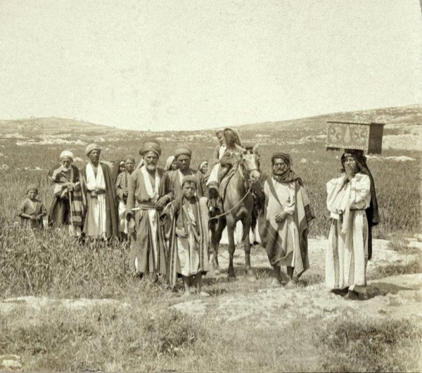 احد اسر القرية تتجهز لنقل العروس من معلول الى يافة الناصرة احد اسر القرية تتجهز لنقل العروس من معلول الى يافة الناصرة