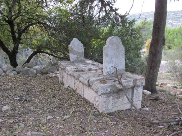 قبر في القرية