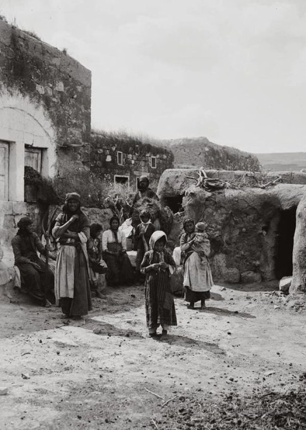 رية كفركنا (قانا الجليل) المجاورة عام 1900، ويظهر في الصورة منطقة الطوابين في البلدة القديمة قرب المسجد القديم. رية كفركنا (قانا الجليل) المجاورة عام 1900، ويظهر في الصورة منطقة الطوابين في البلدة القديمة قرب المسجد القديم.