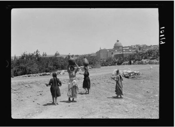 نساء القرية يحملن الماء