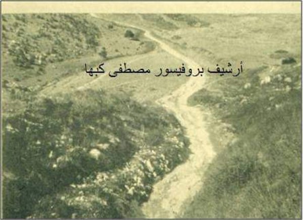 وادي عارة : صورة من العام 1921  ممر وادي عارة هو ممر استراتيجي تاريخي يمتد من عيون الأساور في الغرب وحتى قرية اللجون في الشرق . مر فيه معظم الغزاة والقادة الذين مروا من بلاد الشام إلى مصر وبالعكس . ربط شمالي فلسطين بجنوبها واستحق بذلك اللقب الذي أطلقه عليه المكدونيون حين سموه " خاصرة فلسطين " . سمي نسبة لقرية عارة التي تقع في مركزه وتعتبر أقدم قرية من القرى الواقعة على جانبيه ( قرى الخطاف من الجنوب وقرى الروحة من الشمال ) . في الصورة أدناه يظهر المدخل الشرقي لوادي عارة قبل تعبيده ( عبّد في العام 1938 ) . الصورة أخذت في العام 1921 وادي عارة : صورة من العام 1921  ممر وادي عارة هو ممر استراتيجي تاريخي يمتد من عيون الأساور في الغرب وحتى قرية اللجون في الشرق . مر فيه معظم الغزاة والقادة الذين مروا من بلاد الشام إلى مصر وبالعكس . ربط شمالي فلسطين بجنوبها واستحق بذلك اللقب الذي أطلقه عليه المكدونيون حين سموه " خاصرة فلسطين " . سمي نسبة لقرية عارة التي تقع في مركزه وتعتبر أقدم قرية من القرى الواقعة على جانبيه ( قرى الخطاف من الجنوب وقرى الروحة من الشمال ) . في الصورة أدناه يظهر المدخل الشرقي لوادي عارة قبل تعبيده ( عبّد في العام 1938 ) . الصورة أخذت في العام 1921