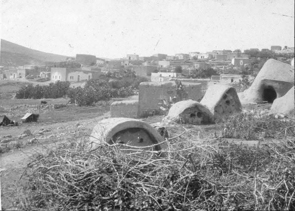 صورة نادرة لقرية دبورية عام 1925، يظهر فيها قباب مباني الطين التي أعدت لتربية الحمام، كما يظهر الطابون العربي التقليدي والذي كان مساحة عائلية جميلة تخرج منه أشهى المأكولات وفيها تتنافس العائلات على الابداع في الطبخ حين كان الطابون مطبخاً خارج البيت.  نقلاً عن صفحة أبناء البلد- محافظة قلقيلية