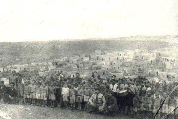 الكشافة   عام1947وتظهر خلفهم القرية التي دمرتها العصابات الصهيونية الكشافة   عام1947وتظهر خلفهم القرية التي دمرتها العصابات الصهيونية