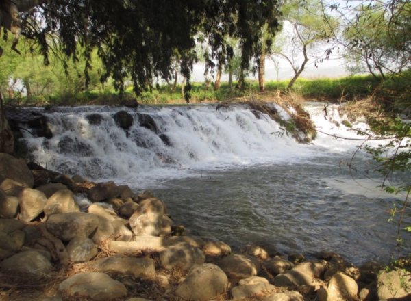 منظر لنهر الأردن بجانب قرية الصالحية