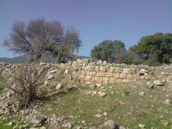 بقايا أحد المنازل في مركز القرية، نقلاً عن موقع فلسطين في الذاكرة