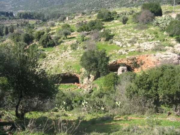 منحدر المياه في الطريق الى كفر عنان يمر بجانب مجموعة من المغر في الناحية الغربيةمن القرية، الصورة التقطت عام 2005 بعدسة مقبولة نصار
