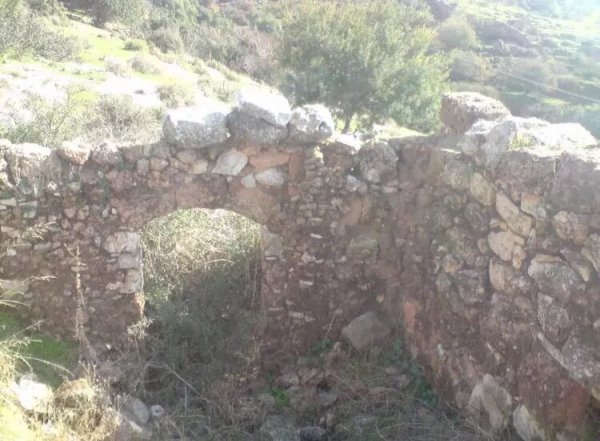 أنقاض أحد منازل الفراضية، نقلاً عن موقع فلسطين في الذاكرة