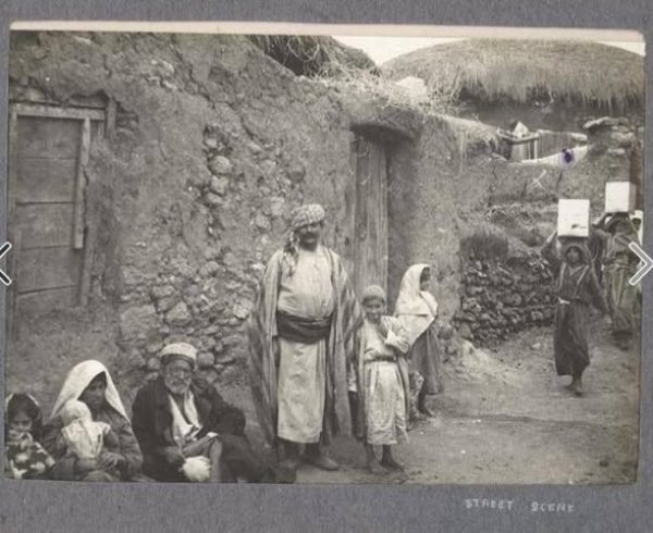 مجموعة الطيار الاسترالي كلاتربوك، فرانك هيرلي فلسطين في عام 1918 صورتان مأخوذتان من موقع متميز في شارع قرية. من المرجح أن تكون هذه القرية قرية مغار. زار هيرلي هذه القرية مرتين والتقط صورًا ملونة وأخرى بالأبيض والأسود  الصورتان بعنوان " سكان فلسطين الأصليون " وصف المحتوى صورة تُظهر مجموعة من الرجال بزيّهم المحليّ يجلسون بجانب ما يبدو أنه شارع. خلفهم مبانٍ حجرية مسقوفة بالقش. مكان وتاريخ التصوير فلسطين ، 1916-1918 المصور (محتمل)العريف نورمان هـ. كلاتربوك - سلاح الجو الأسترالي المالك السابق المالك السابقالسيد راي (ريموند) ف. كيربي، المالك السابق للألبوم الذي تظهر فيه الصورة. اسمه مكتوب على غلاف الألبوم. وهو ابن شقيق المصور المحتمل، نورمان هنري كلاتربك. شكل صورة فوتوغرافية بالأبيض والأسود النقوش مكتوب بخط اليد بالحبر الأبيض على الدعامة أسفل الزاوية اليمنى السفلية من الصورة: "مواطنو فلسطين"   مجموعة التصوير العسكري الاسترالي الحرب العالمية الأولى