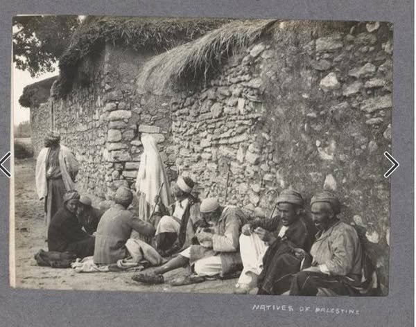 مجموعة الطيار الاسترالي كلاتربوك، فرانك هيرلي فلسطين في عام 1918 صورتان مأخوذتان من موقع متميز في شارع قرية. من المرجح أن تكون هذه القرية قرية مغار. زار هيرلي هذه القرية مرتين والتقط صورًا ملونة وأخرى بالأبيض والأسود  الصورتان بعنوان " سكان فلسطين الأصليون " وصف المحتوى صورة تُظهر مجموعة من الرجال بزيّهم المحليّ يجلسون بجانب ما يبدو أنه شارع. خلفهم مبانٍ حجرية مسقوفة بالقش. مكان وتاريخ التصوير فلسطين ، 1916-1918 المصور (محتمل)العريف نورمان هـ. كلاتربوك - سلاح الجو الأسترالي المالك السابق المالك السابقالسيد راي (ريموند) ف. كيربي، المالك السابق للألبوم الذي تظهر فيه الصورة. اسمه مكتوب على غلاف الألبوم. وهو ابن شقيق المصور المحتمل، نورمان هنري كلاتربك. شكل صورة فوتوغرافية بالأبيض والأسود النقوش مكتوب بخط اليد بالحبر الأبيض على الدعامة أسفل الزاوية اليمنى السفلية من الصورة: "مواطنو فلسطين"   مجموعة التصوير العسكري الاسترالي الحرب العالمية الأولى