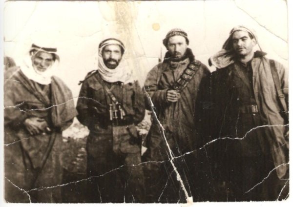صورة قديمه لمختار القريه خالد المعجل واديب الشيشكلي عبد الحميد سراج.عبد السلام العجيلي صورة قديمه لمختار القريه خالد المعجل واديب الشيشكلي عبد الحميد سراج.عبد السلام العجيلي
