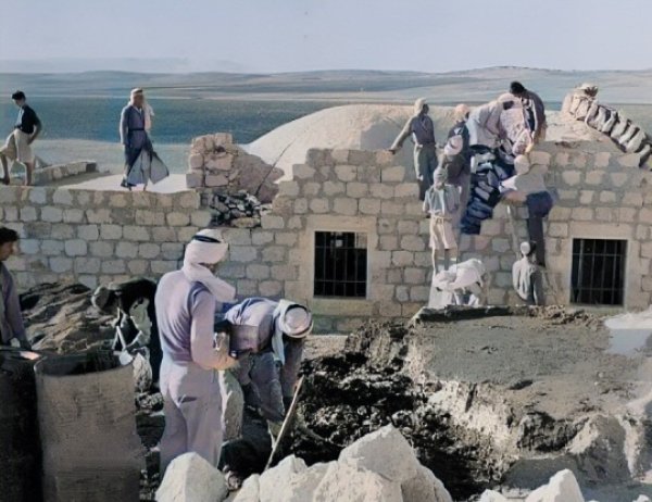 قرية بيت / جنين/ بناء إحدى البيوت الفلسطينية في القرية بمساعدة الأهالي سنة 1948 قرية بيت / جنين/ بناء إحدى البيوت الفلسطينية في القرية بمساعدة الأهالي سنة 1948