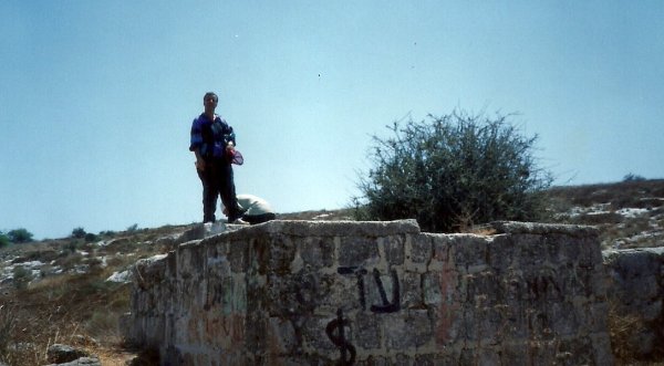 صورة لبير البلد ويظهر عبد الفتاح القواسمي فوقه