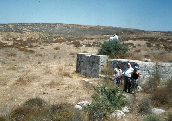 بير  البلد ويظهر في الصوره نايف احمد القواسمي والحاج عبد ربه القواسمي وعزمي خشان ابو ايمن