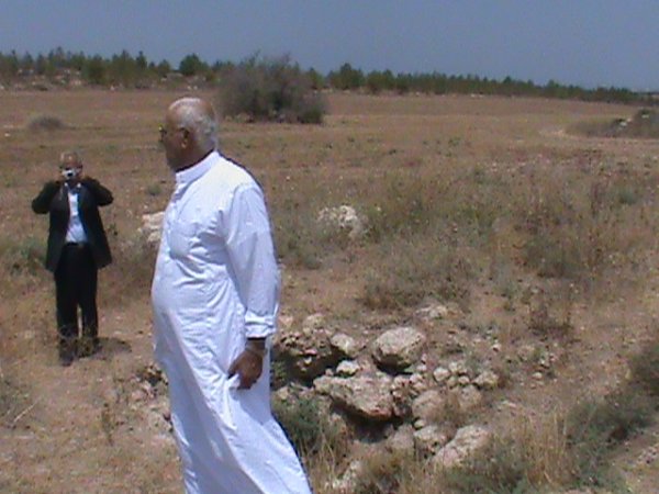 البير الغربي - يظهر ابو فؤاد القواسمي وابو ياسر القواسمي