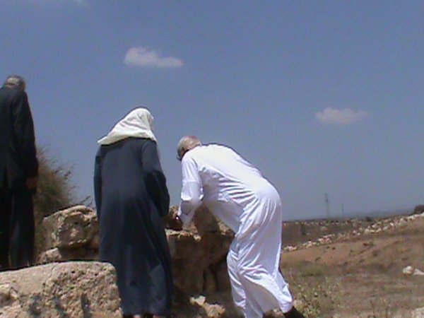 الحاج ابو فؤاد مسلم القواسمي والحاجة ام فؤاد يتفحصون بير البلد