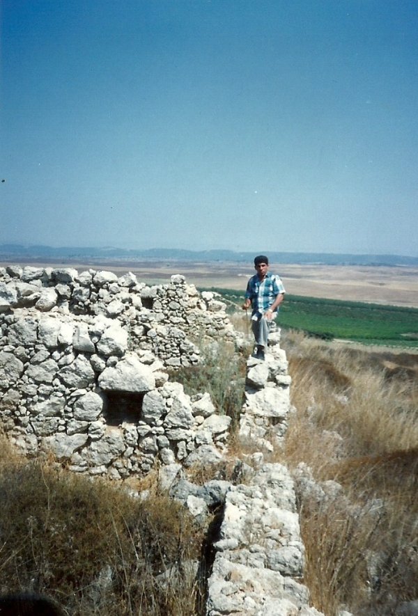 نايف القواسمي فوق بقايا بيوت محمد عثمان خشان واقاربه فوق جبل الراية