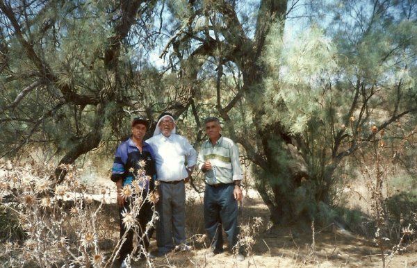 صورة لنثلة مطلق نصار ويظهر ذيب القواسمي والحج عبد ربه وعبد الفتاح القواسمي
