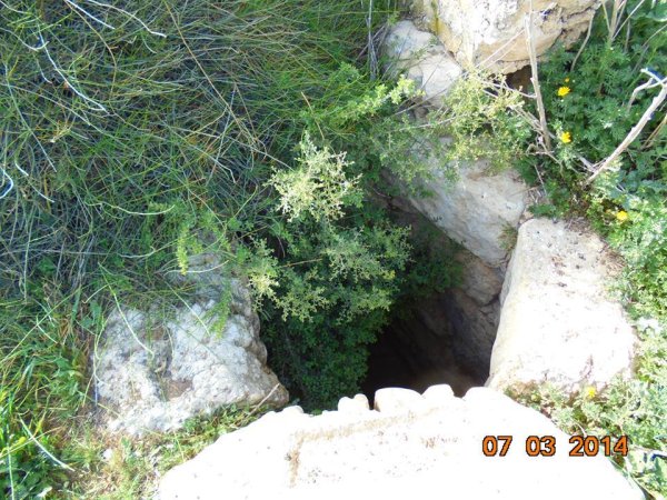 صوره ثريبه للبير واثار تاكل الحجر بسبب شد الحبال