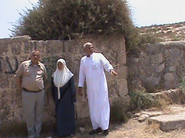 الدكتور فؤاد ووالده ووالدته عند بير البلد