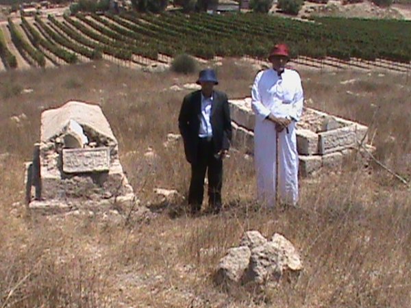 ابو فؤاد وابو ياسر  (في مكان سكن دار مسلم القواسمي بالتحديد و يظهر في الخلف عرق سرية )